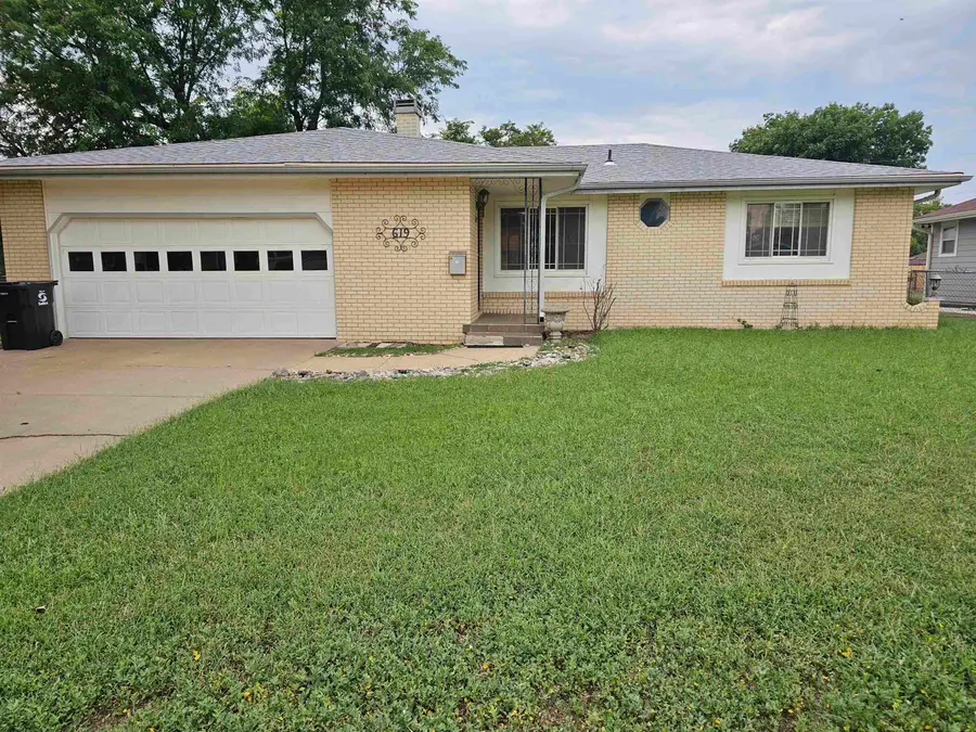 619 Berkshire Dr, Salina, KS 67401 - #2