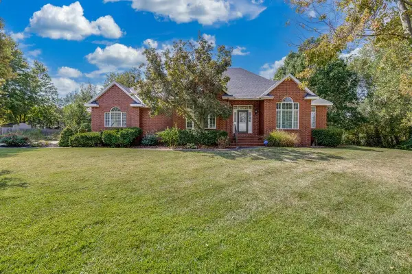 3905 Meadow Ridge Ln, Hutchinson, KS 67502