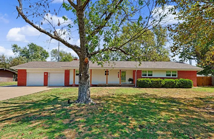 2242 N Cardinal Dr, Wichita, KS 67204 - #2