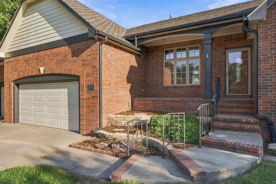 328 Campus Ct, North Newton, KS 67117 - #2