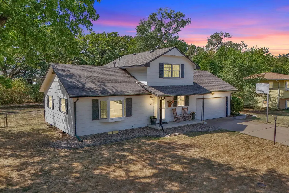 107 Brookside Dr, Newton, KS 67114 - #1