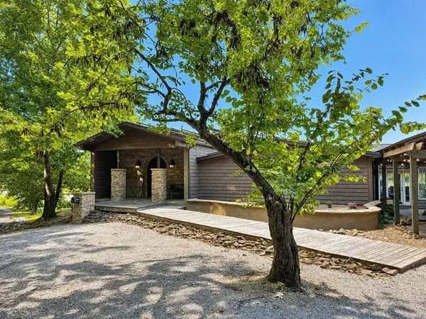 4243 Ronnie Lake, Utica, KY 42376