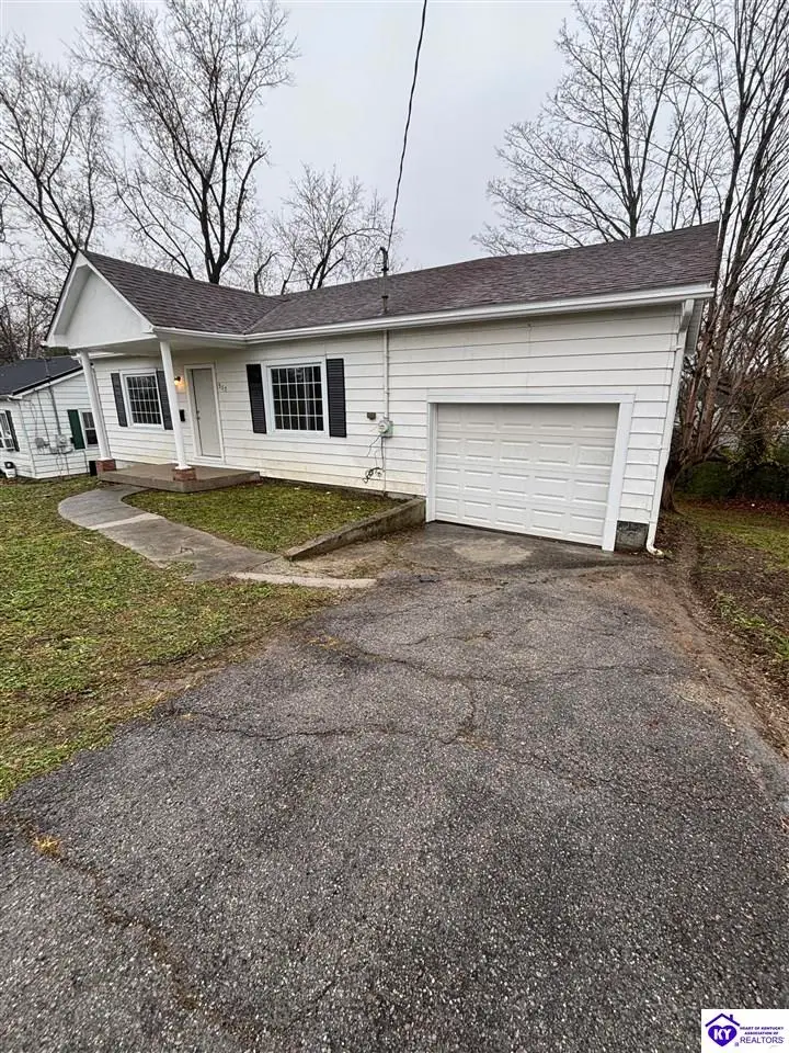 517 E Hodgenville Avenue, Greensburg, KY 42743 - #1