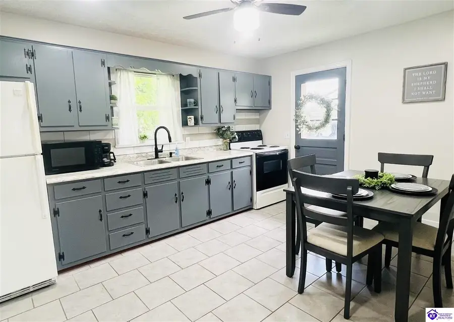 215 S Walters Avenue, Hodgenville, KY 42748 - #2