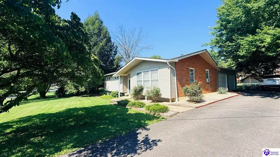124 Arlington Circle, Greensburg, KY 42743 - #3