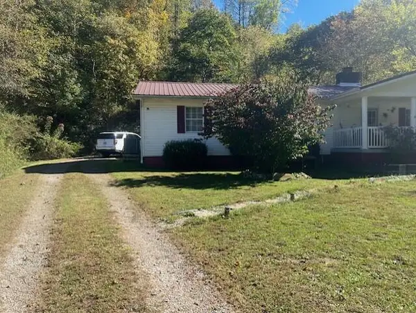 2890 Ky-302, Van Lear, KY 41265