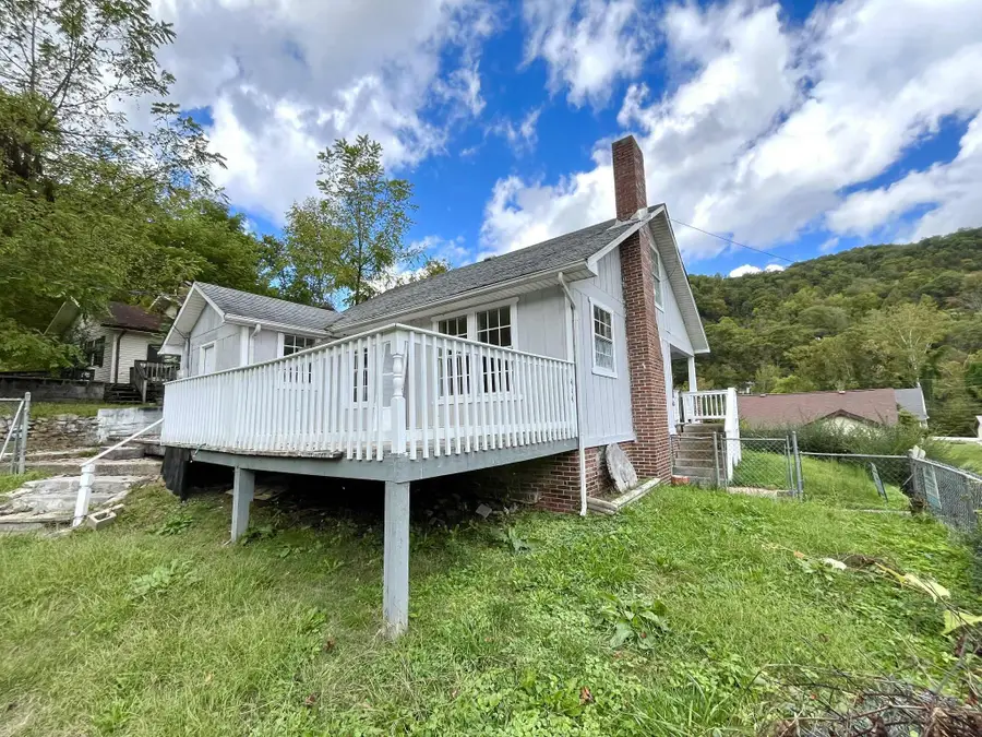 324 Yaden Street, Cumberland, KY 40823 - Image #2