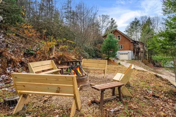 645 Right Fork Fixer Road, Zoe, KY 41397