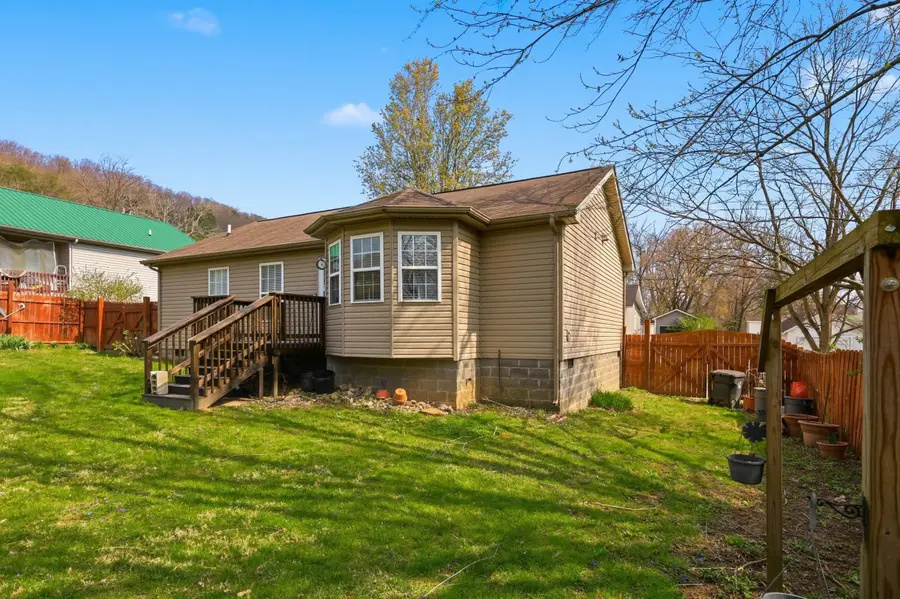 102 Rosebud Avenue, Irvine, KY 40336 - #2