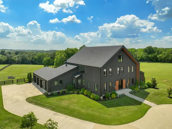 689 Sarah Blake Lane, Versailles, KY 40383