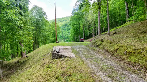 237 Sams Branch Road, Warbranch, KY 40874