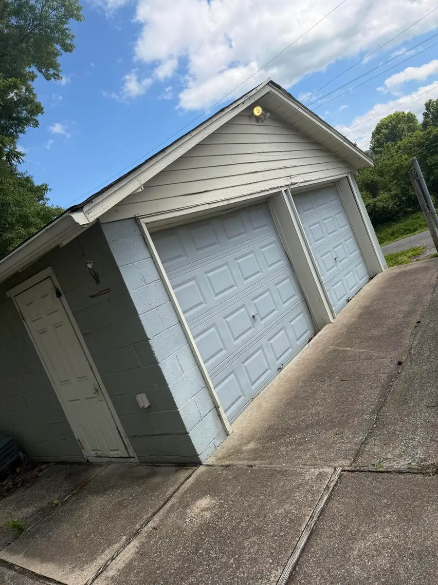 2621 W Cumberland Avenue, Middlesboro, KY 40965 - #2