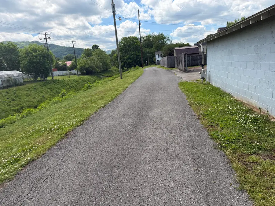 2621 W Cumberland Avenue, Middlesboro, KY 40965 - #3