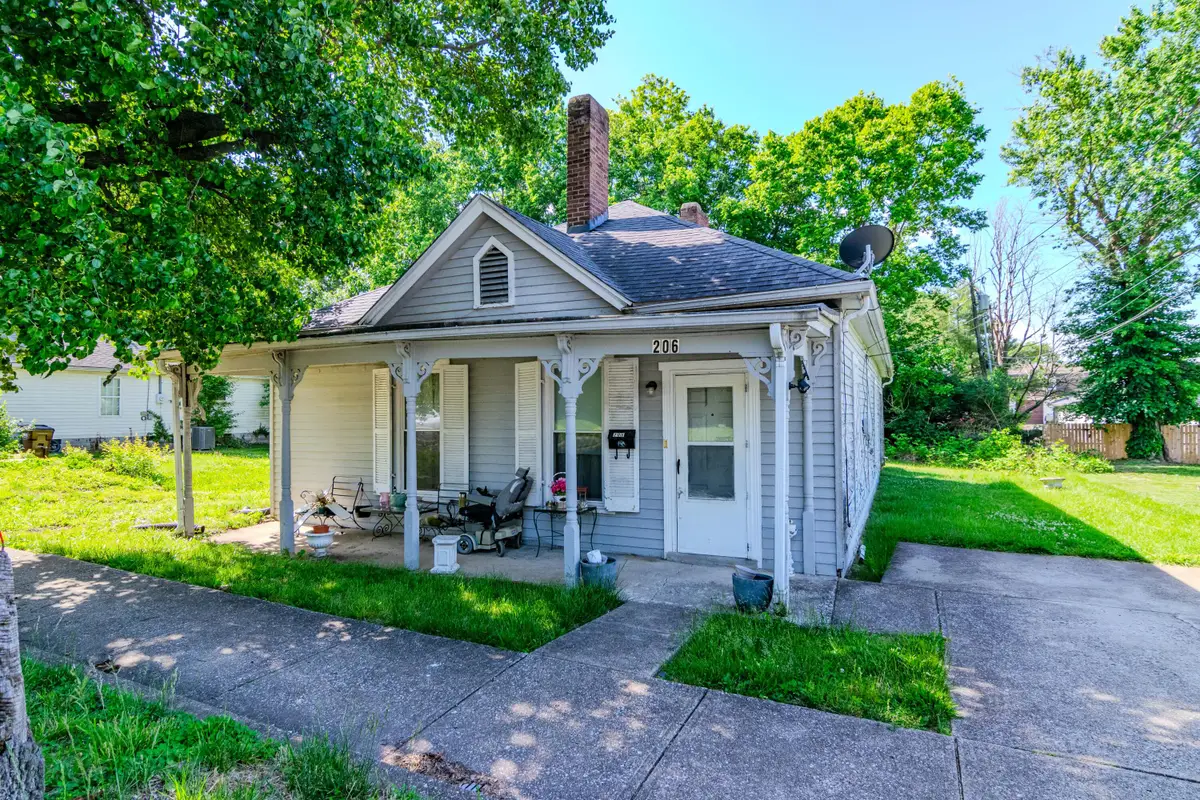 206 E Green Street, Versailles, KY 40383 - #1