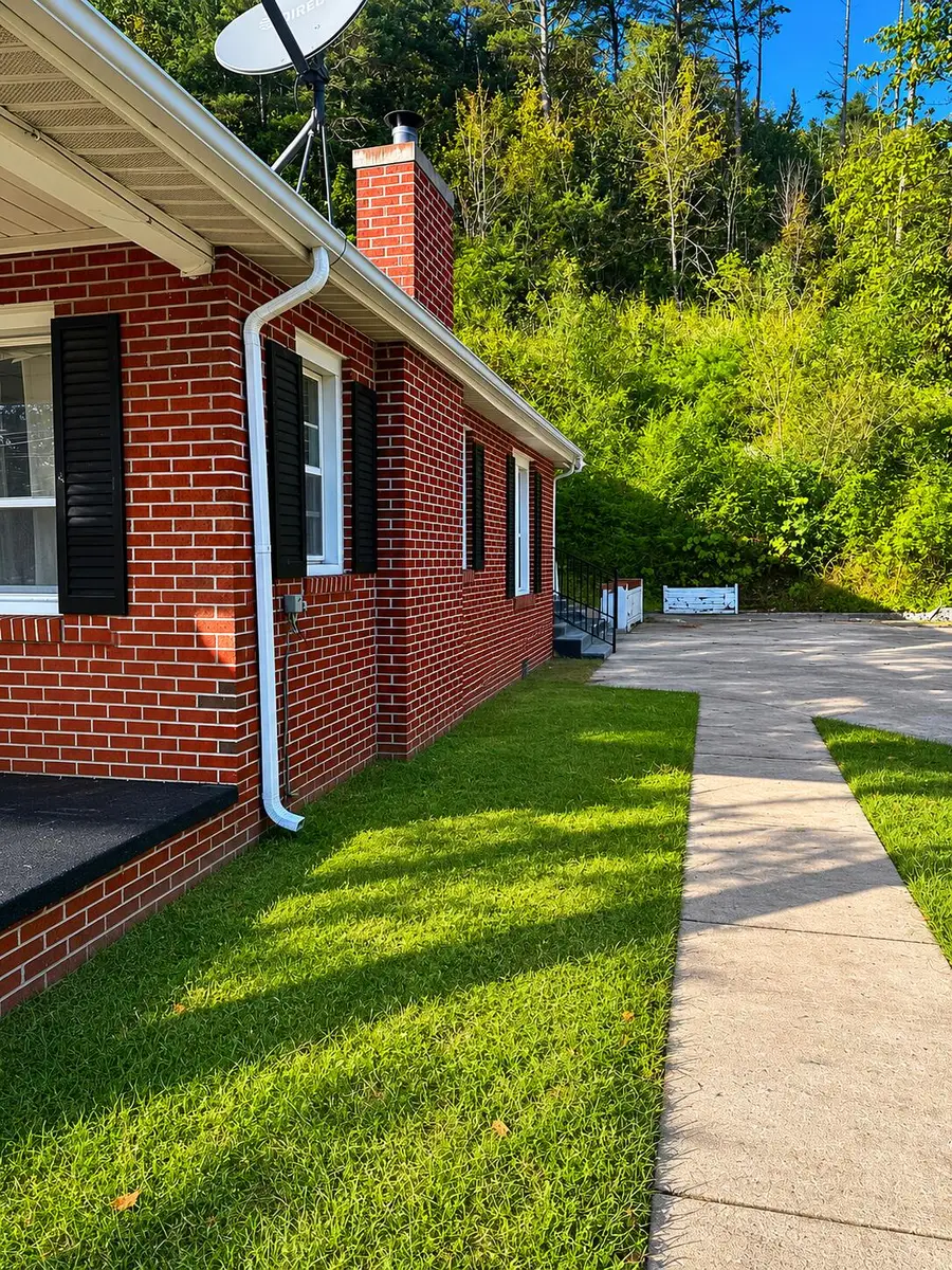 1426 Kentucky 40, Staffordsville, KY 41256 - #2