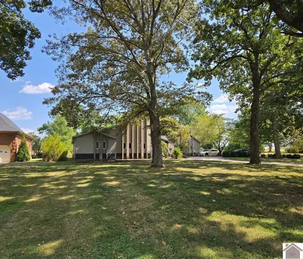 636 Oaks Country Club Road, Murray, KY 42071