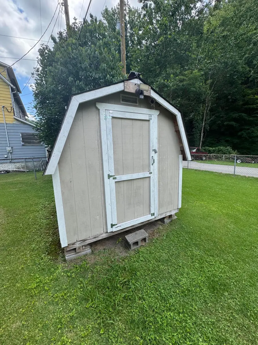 358 E Main Street, Lynch, KY 40855 - #2