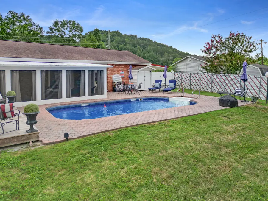 33 Horseshoe Street, Thelma, KY 41260 - #2
