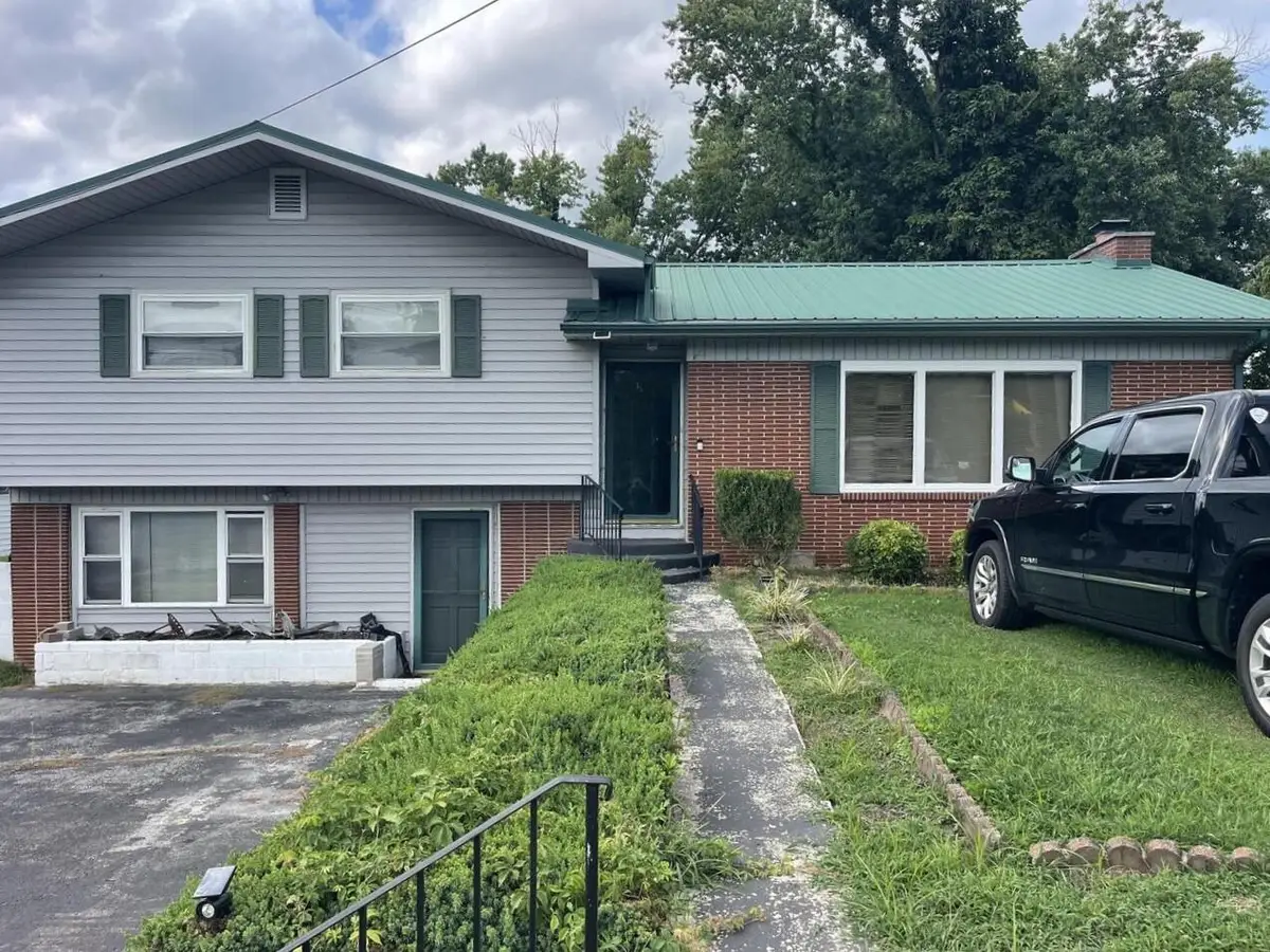 1102 W Chester Avenue, Middlesboro, KY 40965 - #1
