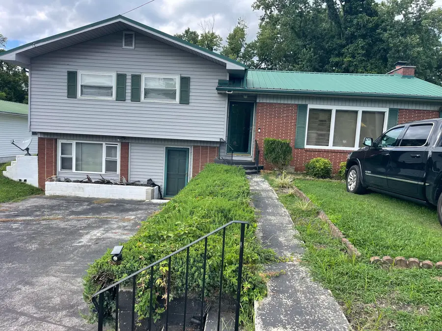 1102 W Chester Avenue, Middlesboro, KY 40965 - #3