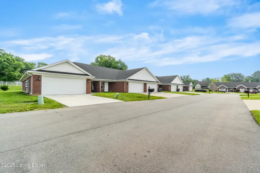 6723 Eagle Wood Dr, Louisville, KY 40272 - Image #3