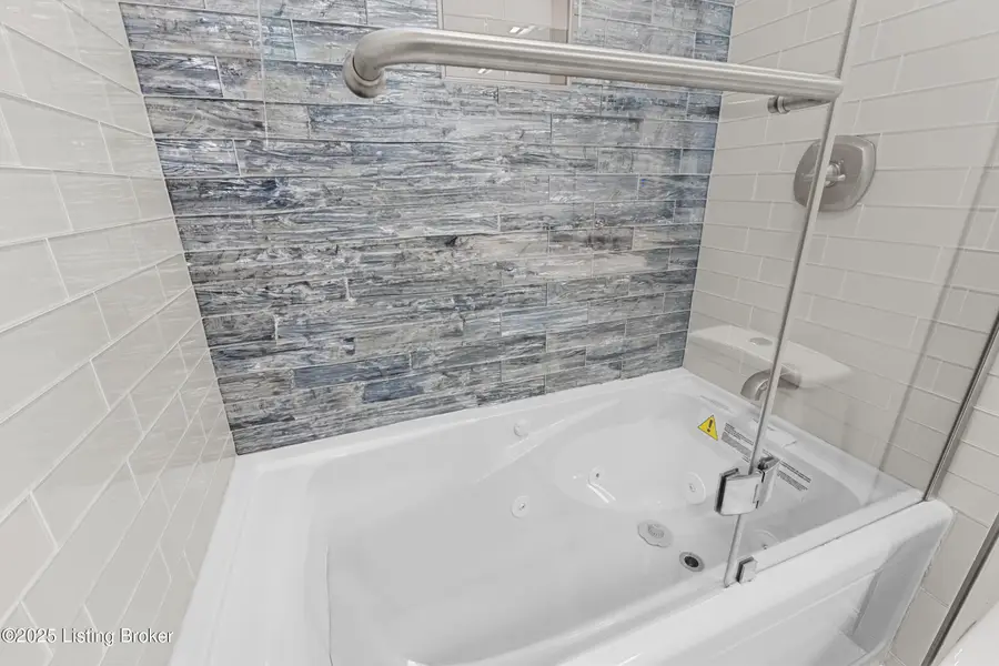 5406 Wild Horse Ct, Louisville, KY 40229 - Image #3