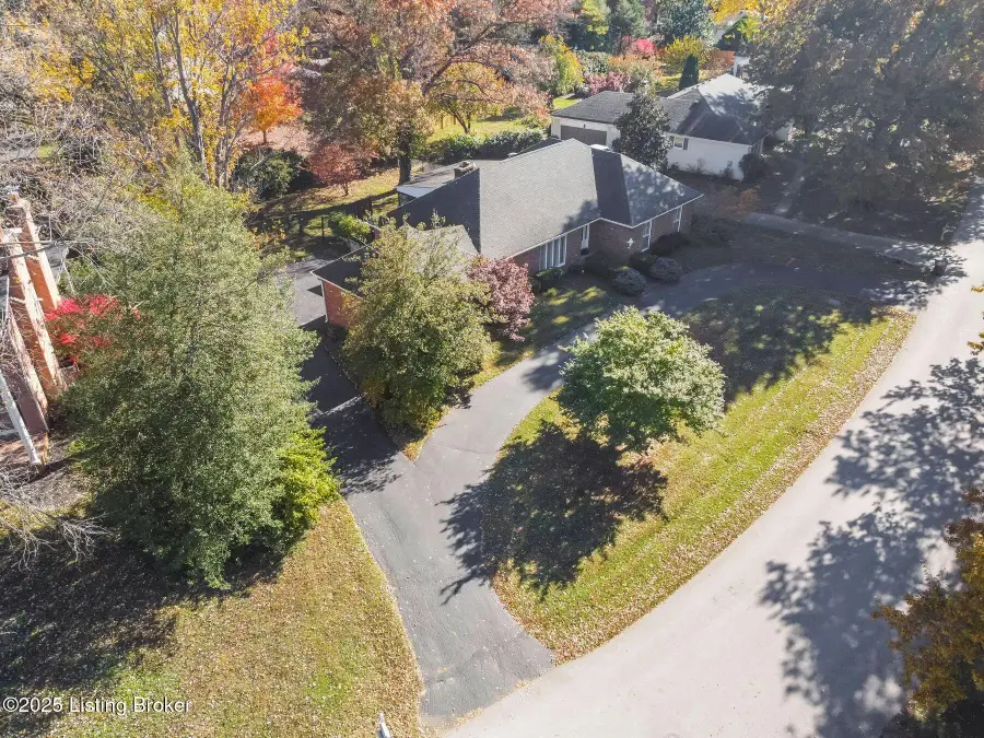 2417 Chattesworth Ln, Louisville, KY 40242 - Image #2