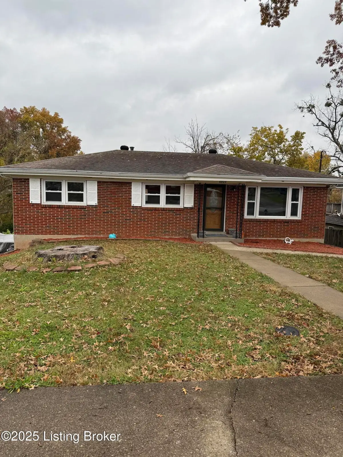 6909 Rock Hollow Dr, Louisville, KY 40219 - Image #1