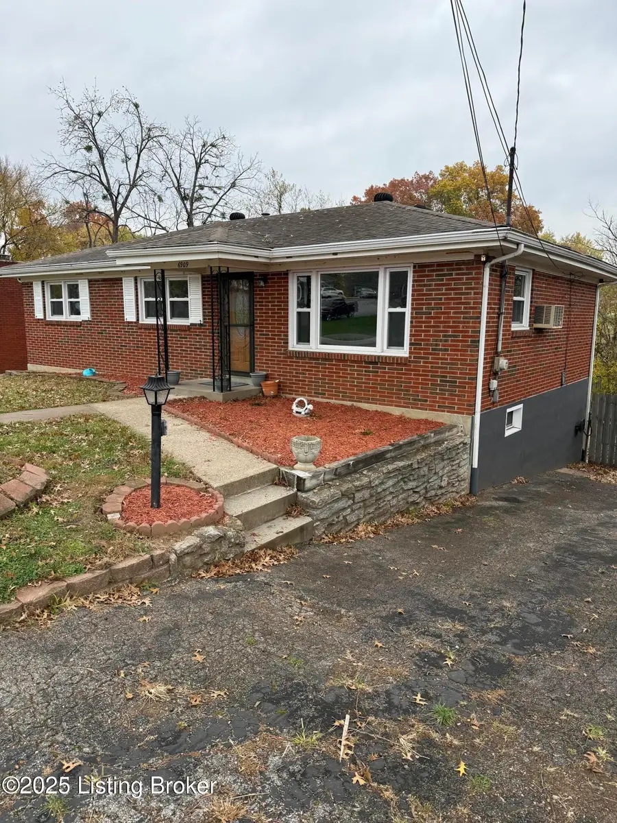 6909 Rock Hollow Dr, Louisville, KY 40219 - Image #2