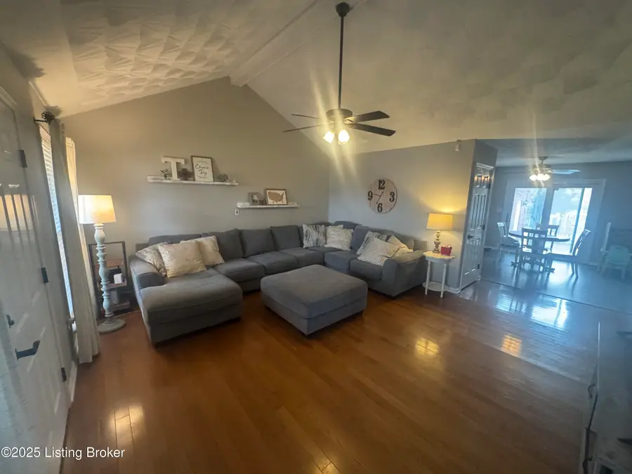 10110 Lanson Ct, Louisville, KY 40272 - Image #2