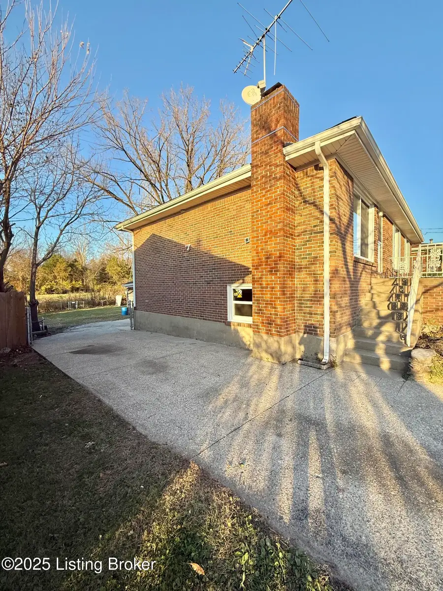 6105 Rocky Mountain Dr, Louisville, KY 40219 - Image #3