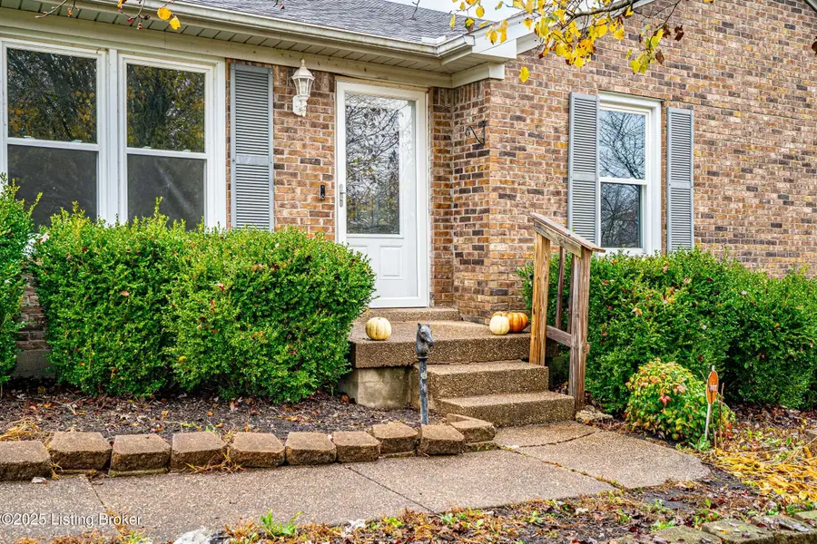 1604 Hopkins Ct, La Grange, KY 40031 - Image #2