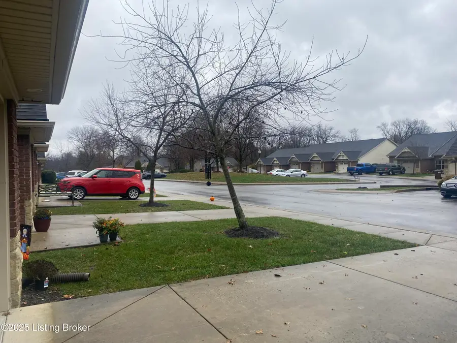 3822 Saint Edwards Dr, Jeffersontown, KY 40299 - Image #2