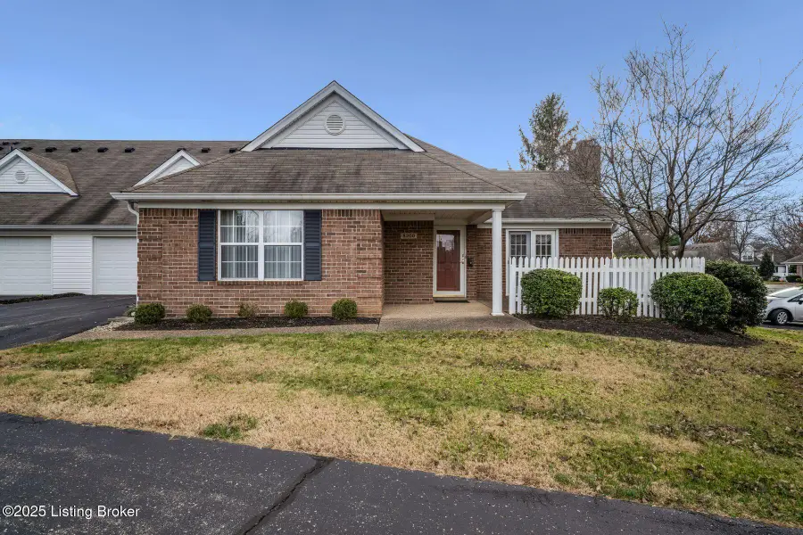 8200 Fox Hall Pl, Lyndon, KY 40242 - Image #2