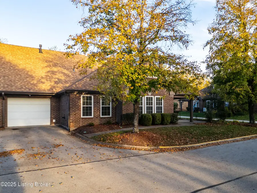 302 Eastbridge Ct #302, Louisville, KY 40223 - Image #2