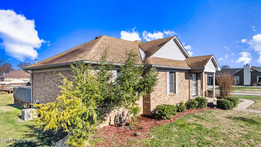 4901 Hunters Point Cir, Louisville, KY 40216 - Image #3