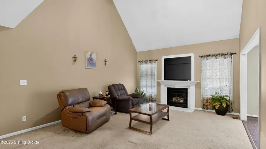 10520 Providence Dr, Louisville, KY 40291 - Image #2