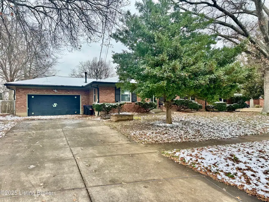 4000 White Plains Ct, Louisville, KY 40218 - Image #2