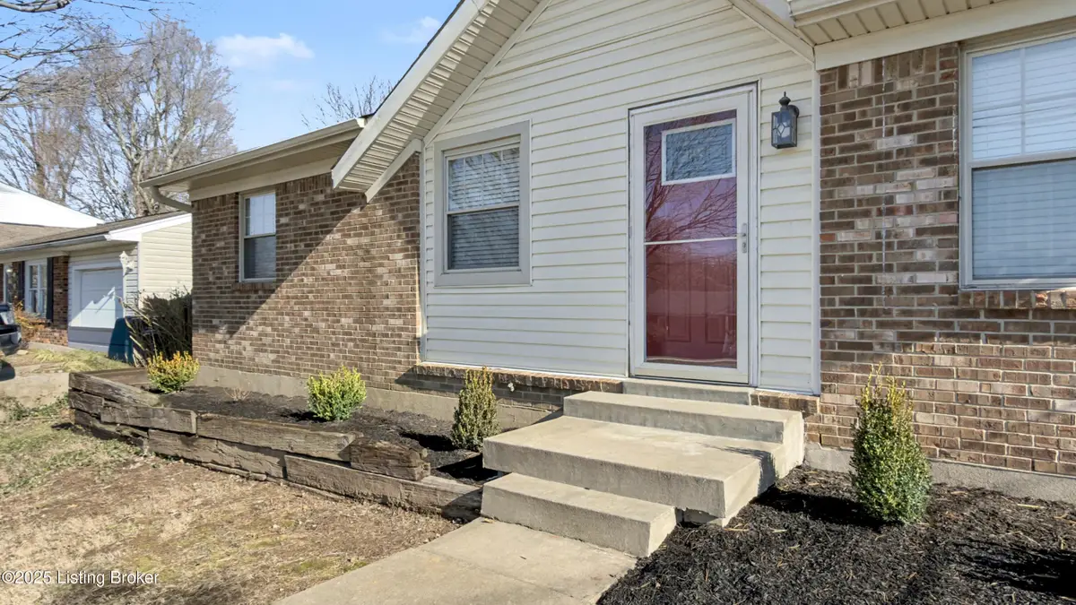 8209 Vaughn Mill Rd, Louisville, KY 40228 - Image #1