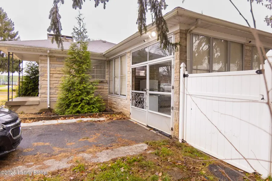 8429 Newstead Ave, Louisville, KY 40219 - #3