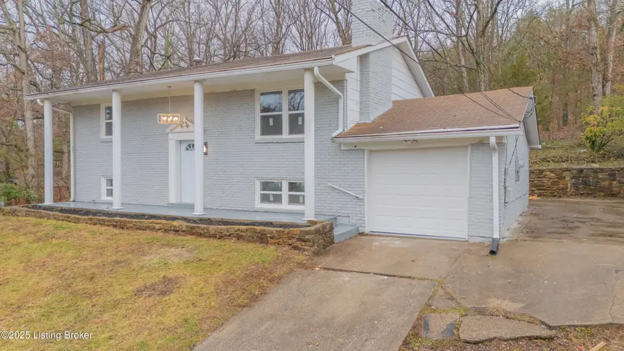 8221 Saint Anthonys Church Rd, Louisville, KY 40214 - #2