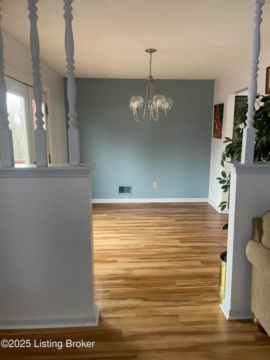 2618 Windsor Forest Dr, Louisville, KY 40272 - Image #2