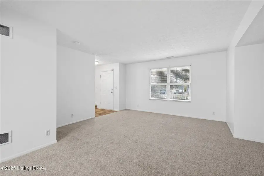 6508 Hunters Creek Blvd, Louisville, KY 40258 - Image #2