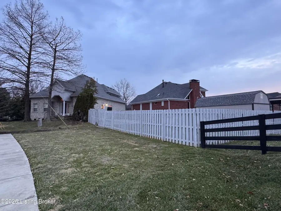 1118 Silvercrest Ln, Louisville, KY 40223 - Image #2