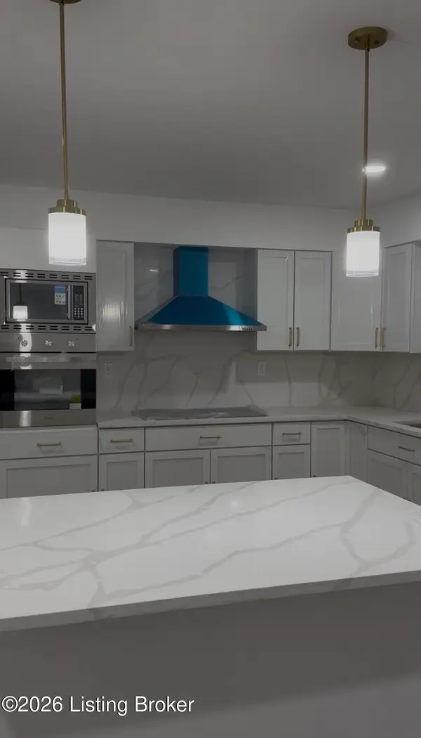 1901 Taffeta Dr, Louisville, KY 40272