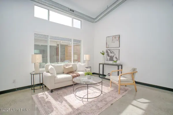 607 Burnett Farm Ln, Louisville, KY 40243