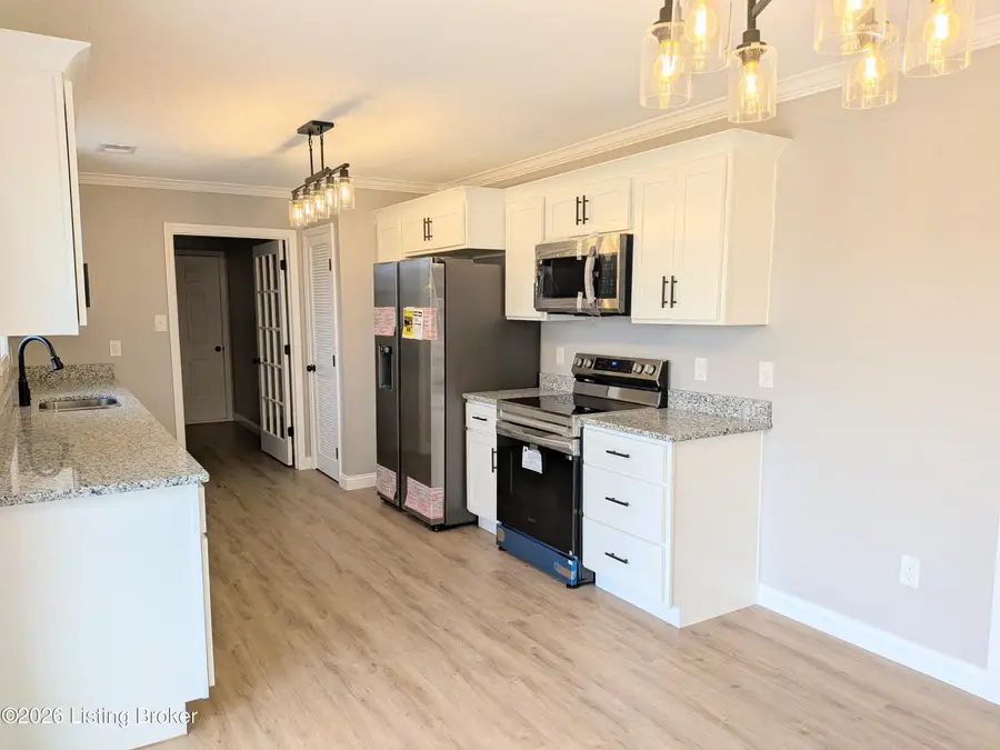 155 Meadowview Ln, Cecilia, KY 42724 - Image #2