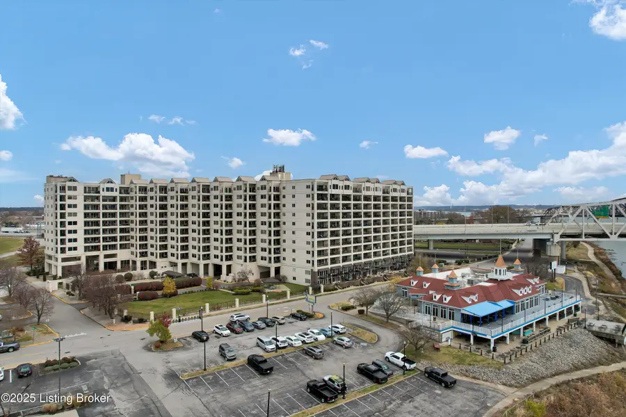 606 W Riverside Dr, Jeffersonville, IN 47130 - Image #2