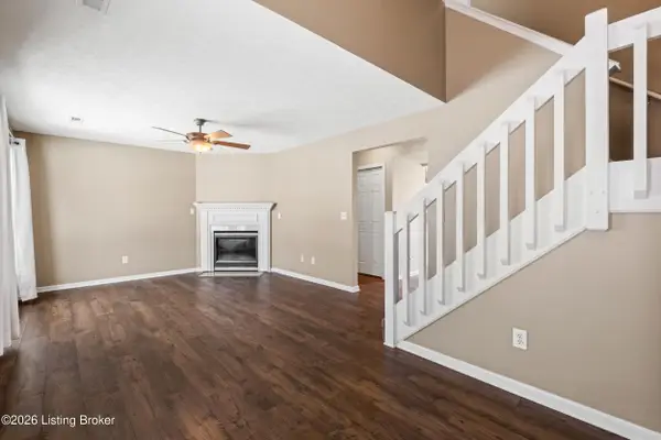 8002 Aspen Green Ln, Louisville, KY 40291