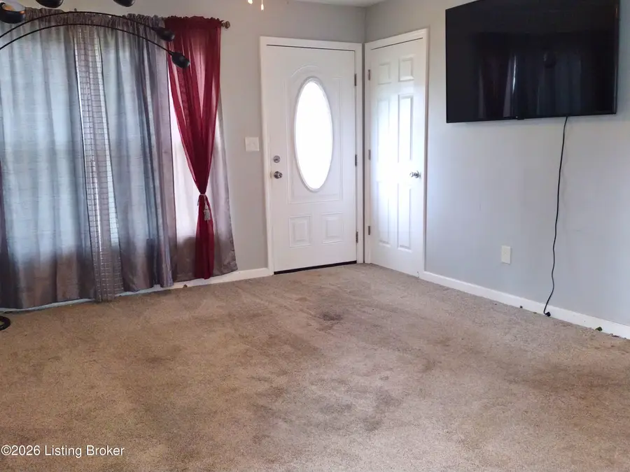 208 Blossom Rd, Louisville, KY 40229 - #2